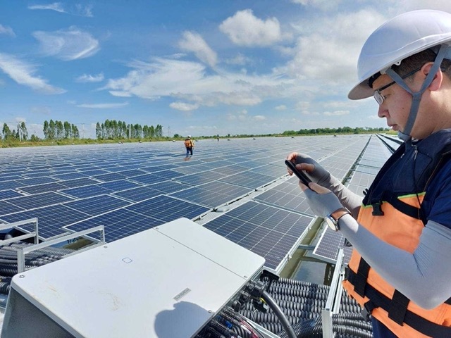 Sungrow Inverter+Floating 10MW Solution & Commissioning - Renewable Energy